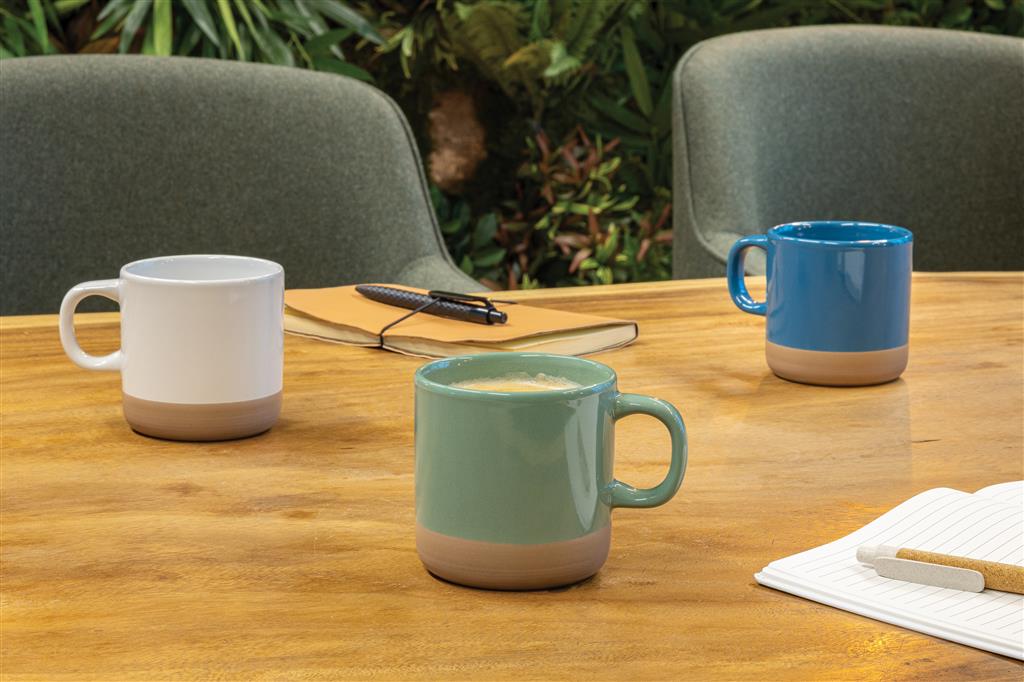 tasse en céramique personnalisable sur bureau