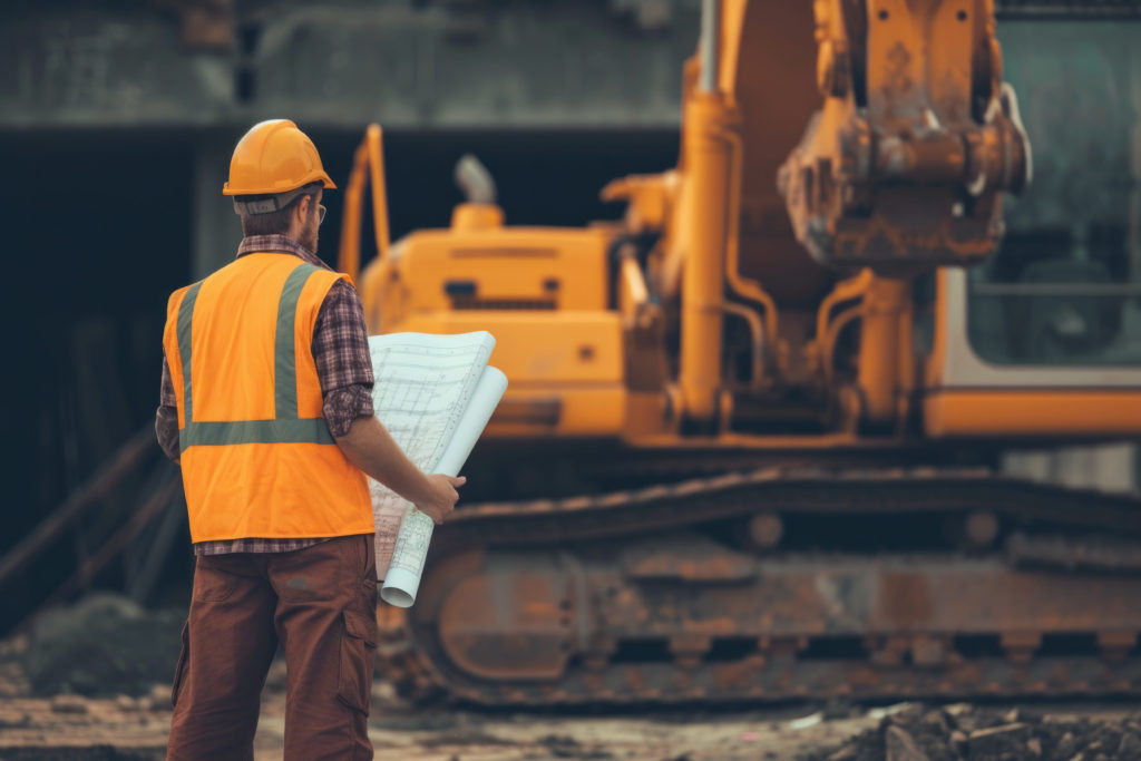 Chantier homme porte un gilet de sécurité à haute visibilité orange