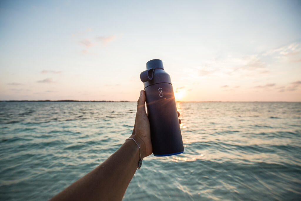 Chaque Ocean Bottle vendue, finance la collecte de 1 000 bouteilles en plastique liées à l’océan en poids avant qu’elles n’atteignent l’eau